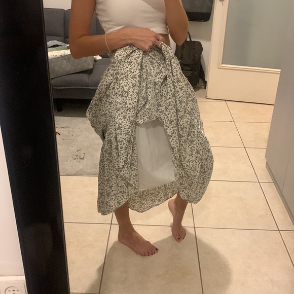 Small cream and black leaf print maxi skirt. Elastic waistband. Bow tie in back - Picture 4 of 4